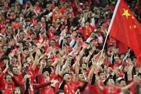 manguan-包含现场观众热情高涨，掌声雷动助阵球员的词条