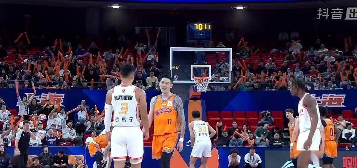 包含内线球员砍下高分，帮助球队力克对手取胜的词条